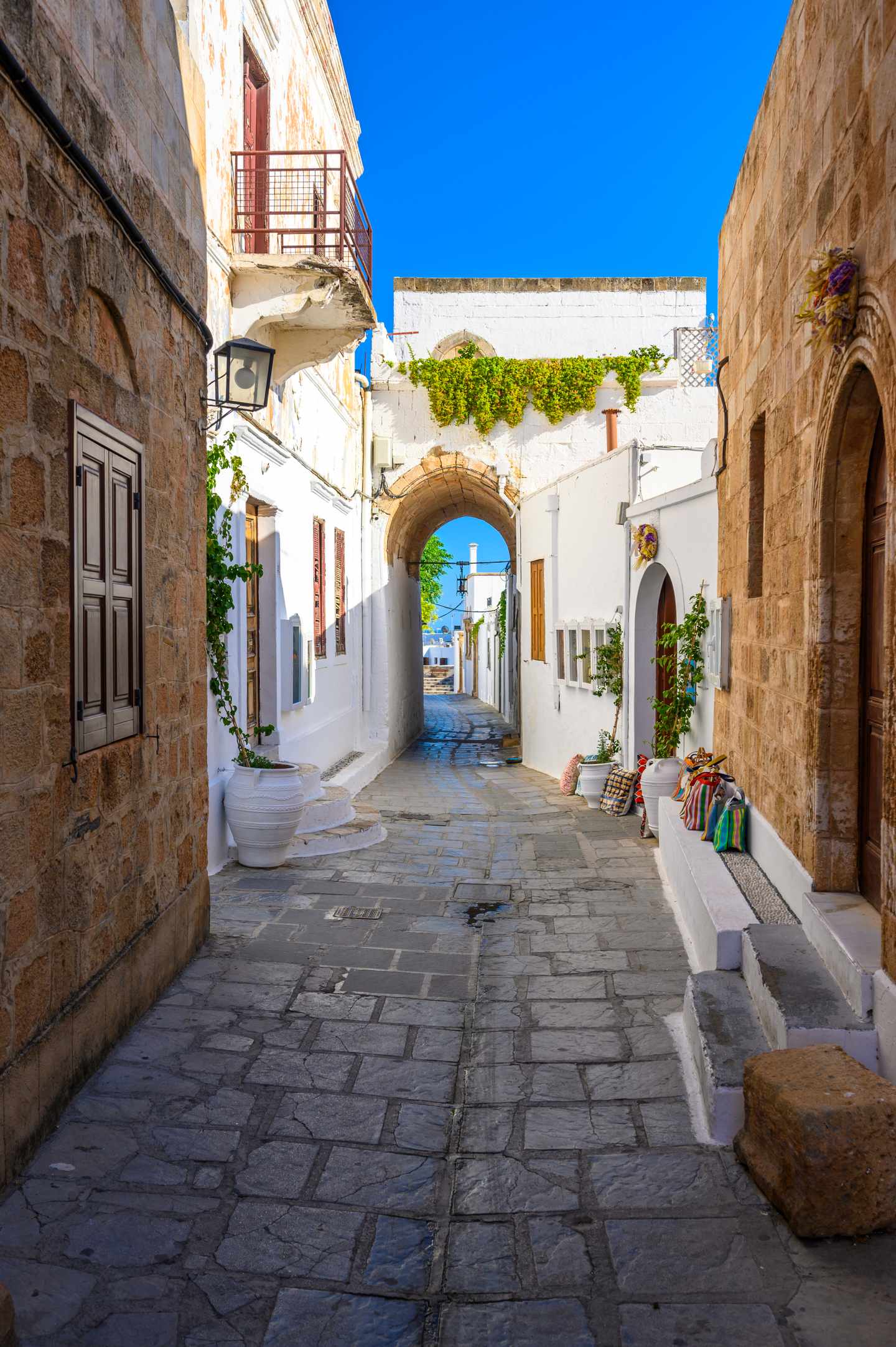 GettyImages-2290963834.jpg Traditionelle Architektur in Lindos auf Rhodos