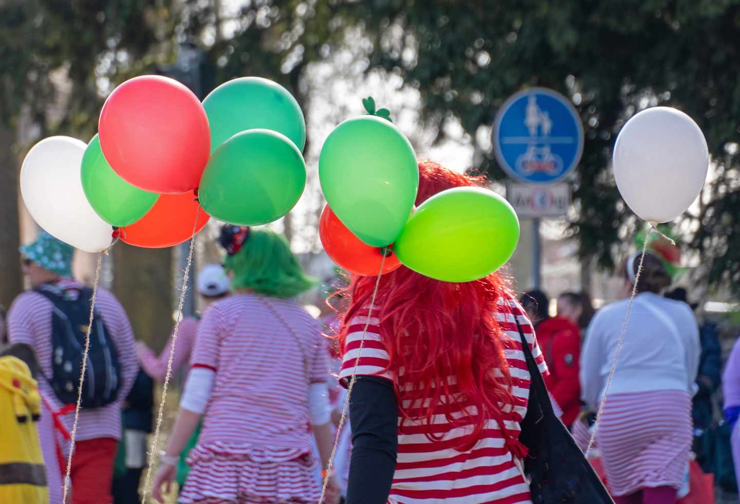 deutschland-koeln-karneval-luftballons-g-2203307230.jpg
