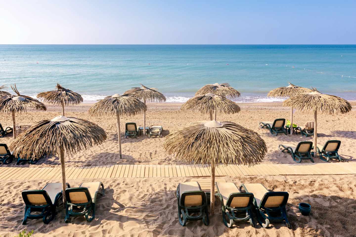 strand-liegestuehle-sonnenschirme-g-1226315428.jpg Türkei Urlaub: Sandstrand mit Liegestühlen und Strohdach-Sonnenschirmen am ruhigen Meer