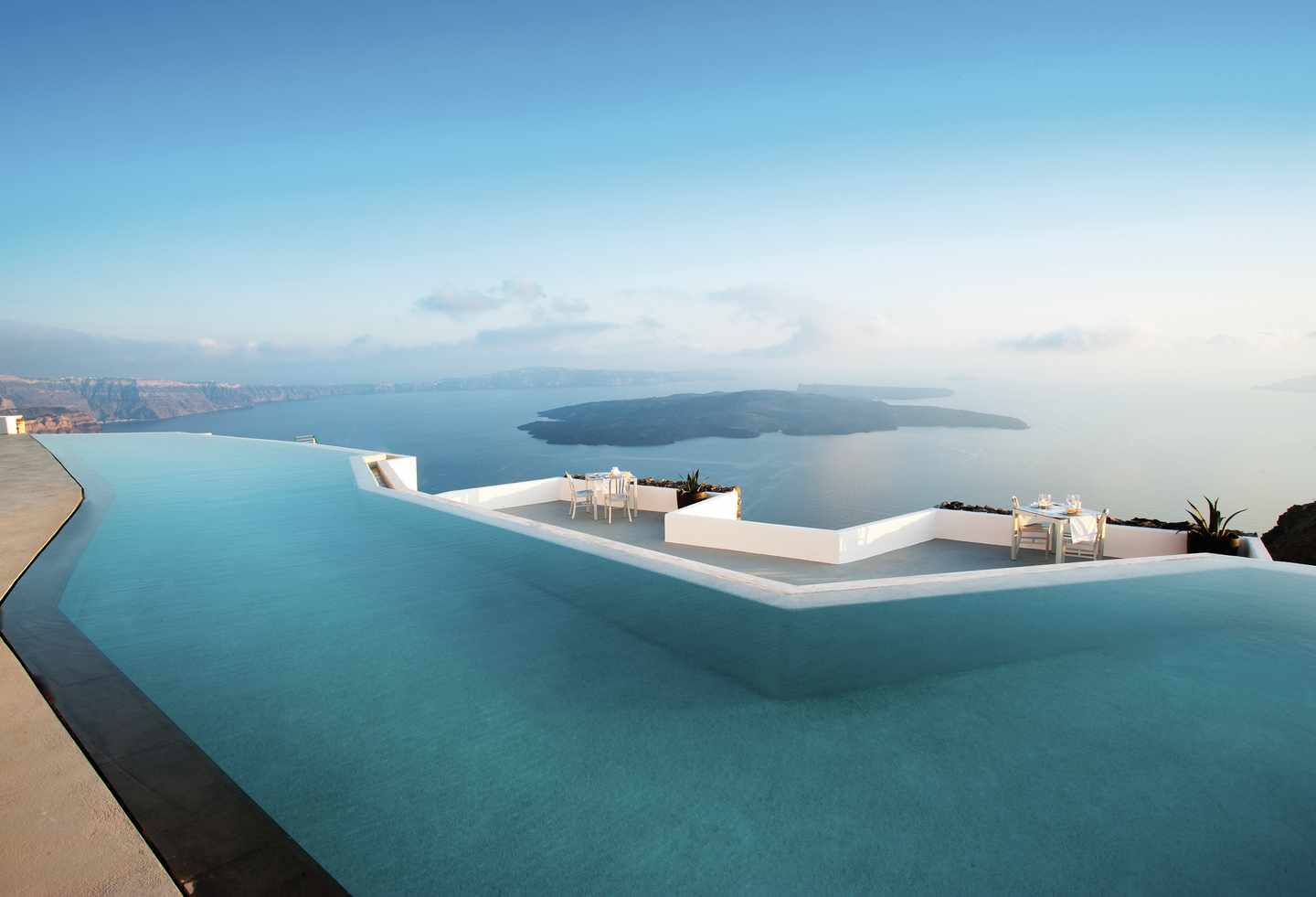 griechenland-grace-hotel-auberge-resorts-collection-infinity-pool-DER0993140.jpg