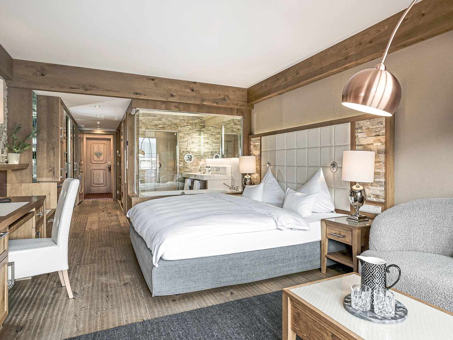 bltbd02aa0491b75d4b-oesterreich-tirol-mieming-alpenresort-schwarz-zimmer-holzdesign-wellnesshotel-DER1647552.jpg Modernes Doppelzimmer mit Holzdesign und offenem Bad im Alpenresort Schwarz in Mieming, Tirol