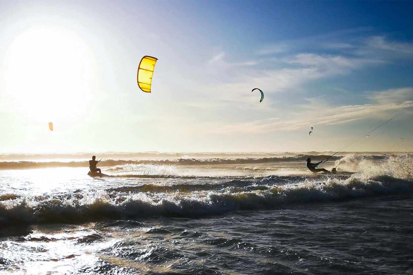 deutschland-nordsee-krummhoern-greetsiel-kitesurfer-im-wasser-g-1212915552.jpg
