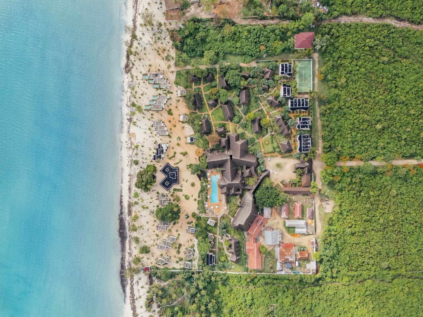 afrika-tansania-sansibar-kiwengwa-ananea-diamonds-mapenzi-luftaufnahme-mit-strand-und-pool.jpg