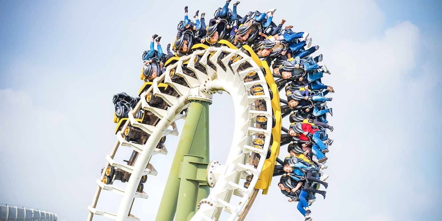 deutschland-heide-park-begeisterte-menschen-beim-looping-durchfahren.jpg