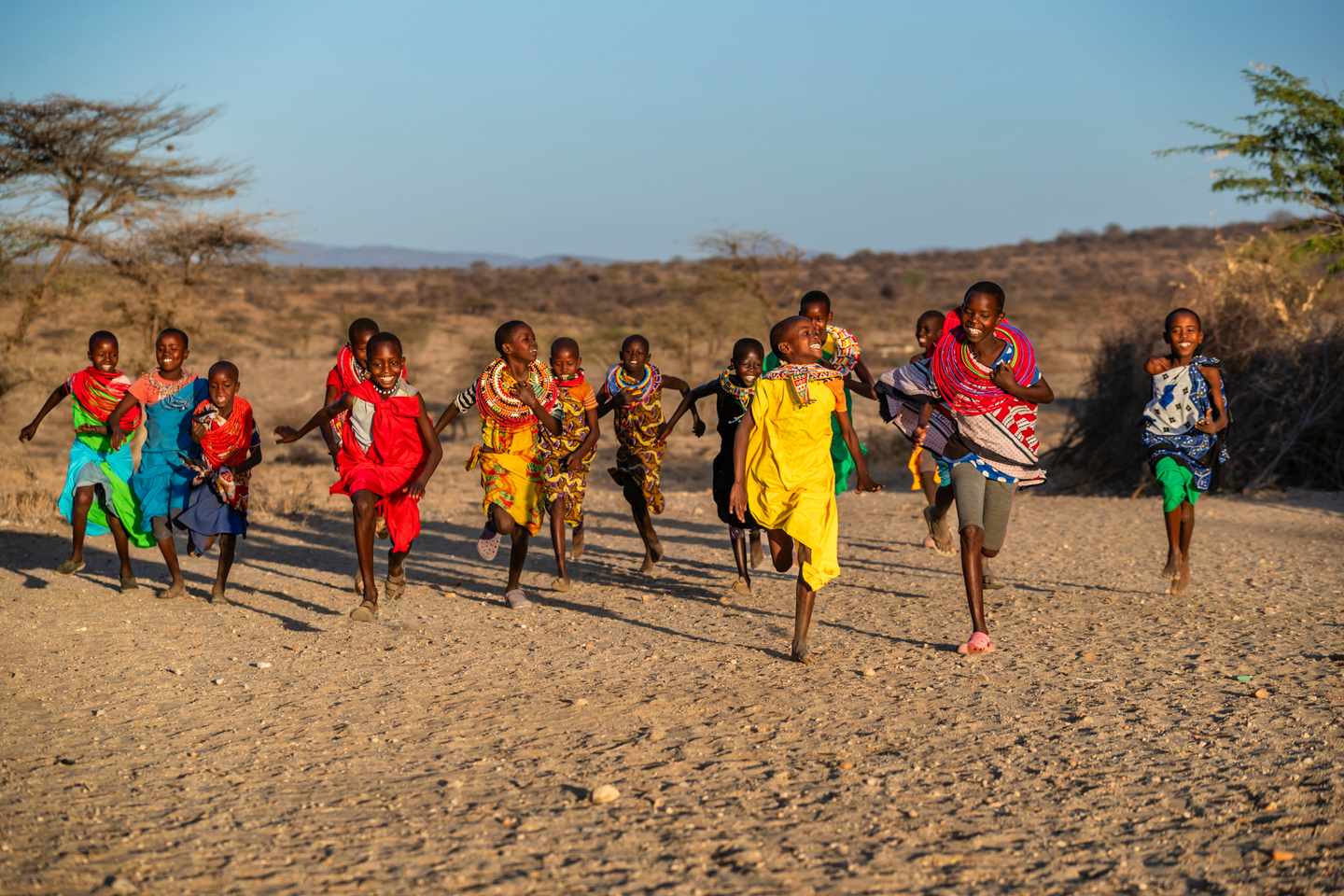 kenia-rennende-kinder-samburu-stamm-g-2161442335.jpg