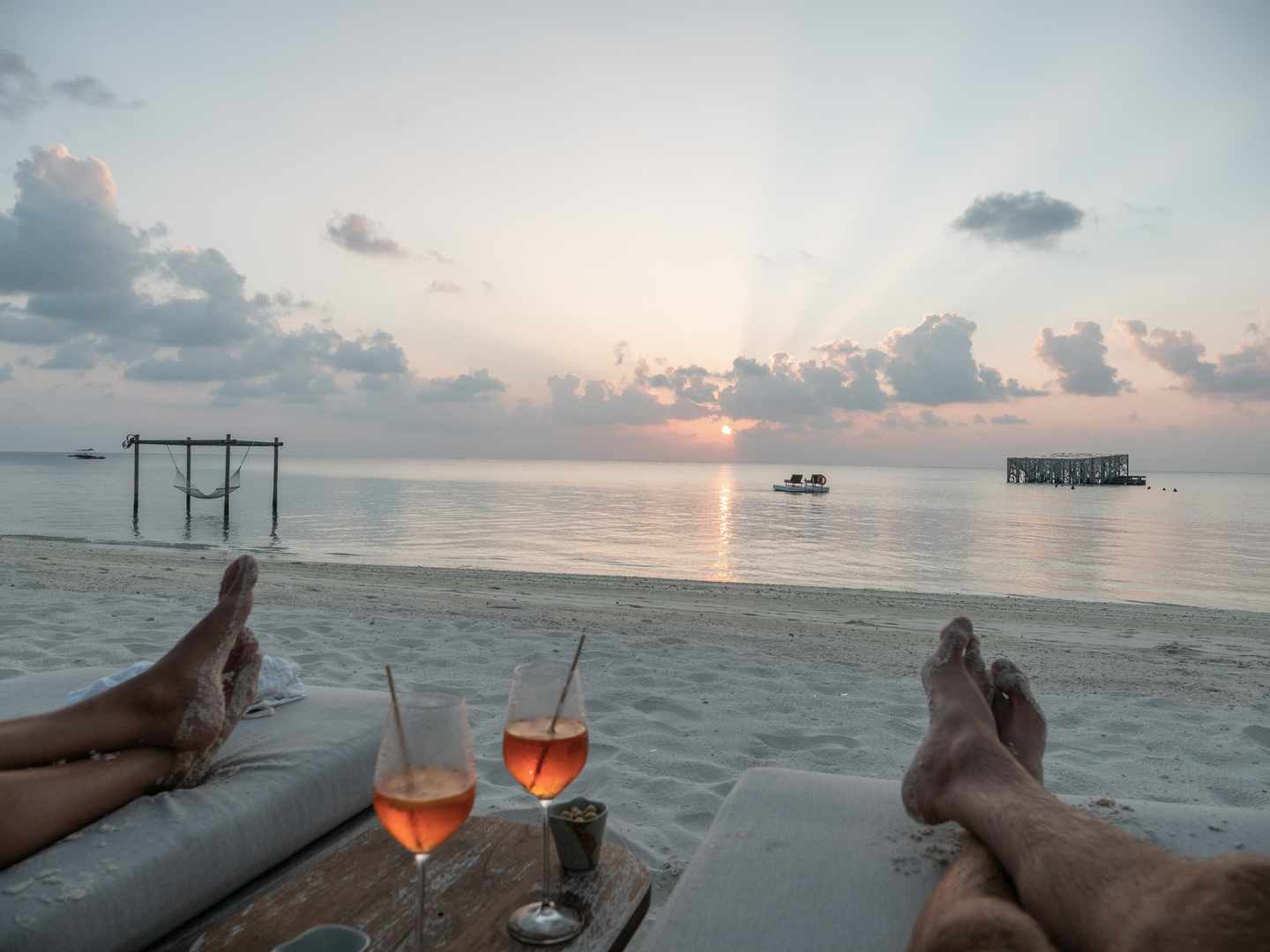 sonnenuntergang-mit-cocktail-am-strand-g-1311069454_bearbeitet.jpg