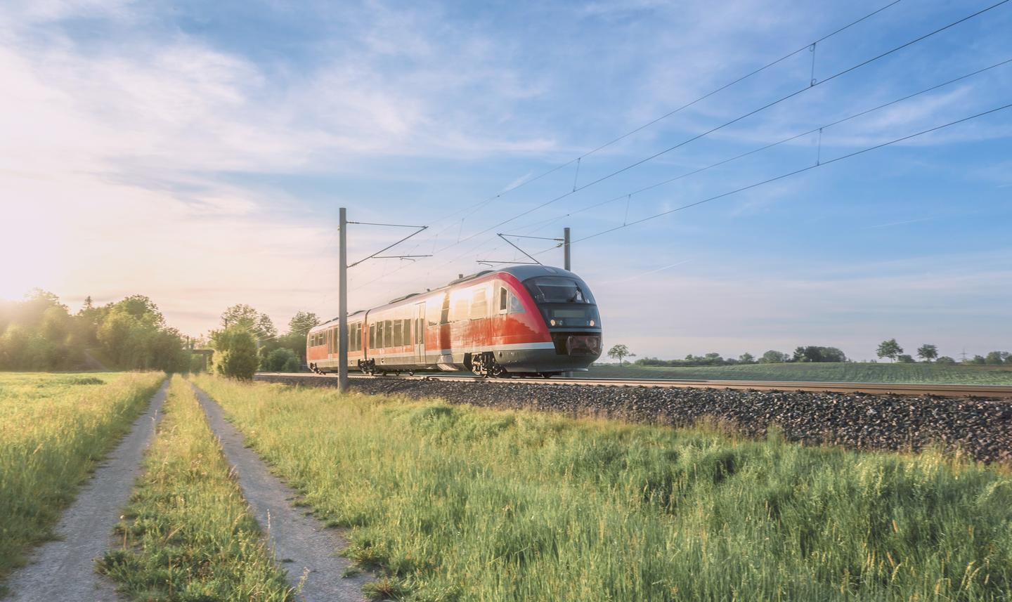 bltaee988f603954837-deutschland-z_g-f_hrt-durch-felder-g-1210627120.jpg deutschland-züg-fährt-durch-felder-g-1210627120.jpg
