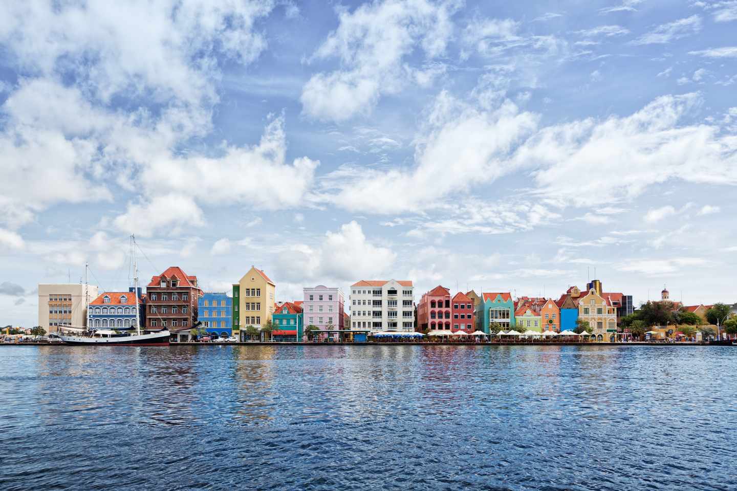 karibik-curacao-willemstad-handelskade-und-bunte-fassaden-g-527273307.jpg