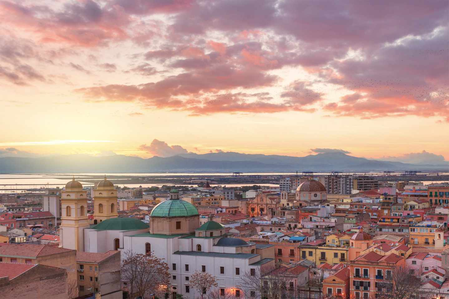 italien-sardinien-schoenste-orte-cagliari-skyline-bei-sonnenuntergang-abend-panorama-der-hauptstadt-von-sardinien-italien-g-696665960.jpg