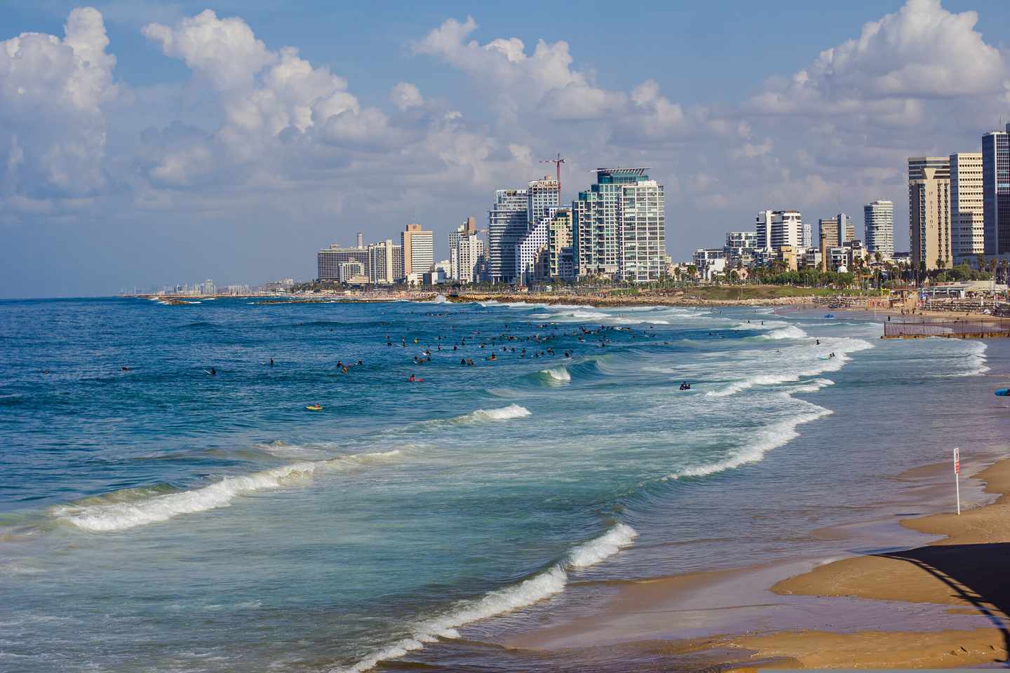 israel-tel-aviv-strand-klein-g-1192927657.jpg