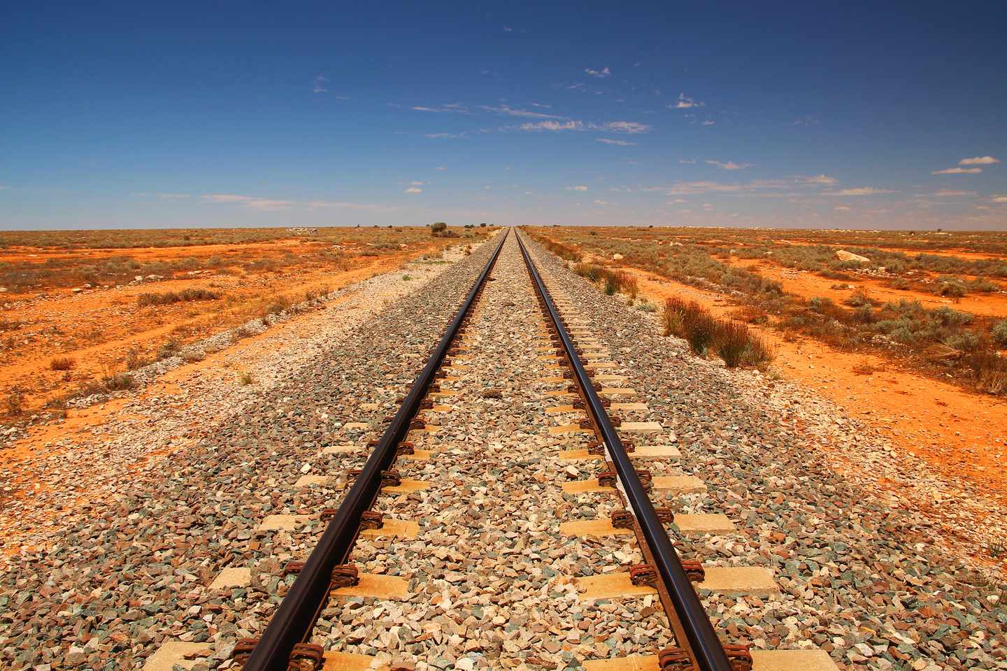 australien-outback-bahngleise-zug-t-493829324.jpg