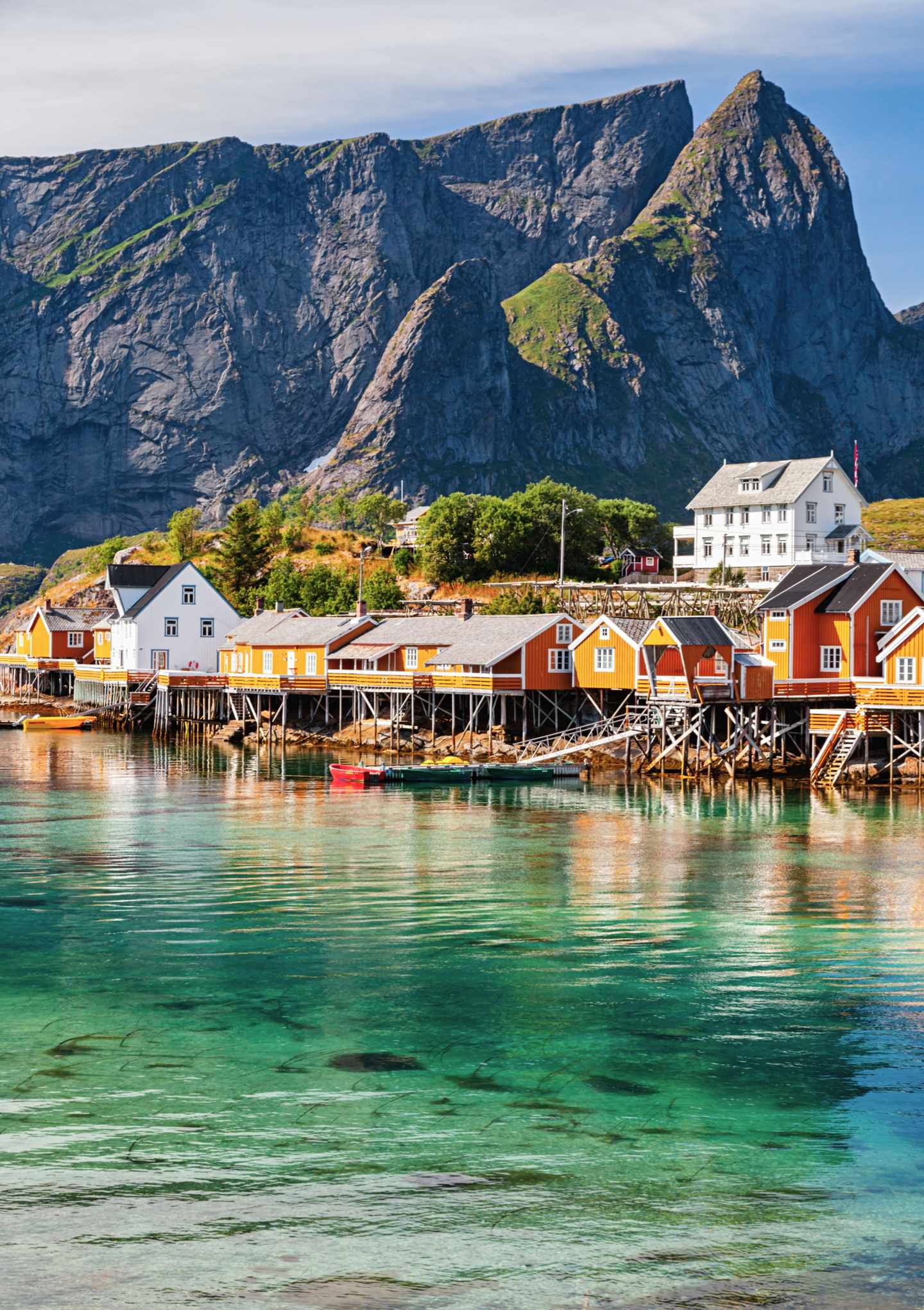 blt8ad37afb762b14a8-skandinavien-lofoten-norwegen-g-2208338481-1.jpg Blick auf Dorf in den Lofoten, See im Vordergrund, Berge im Hintergrund
