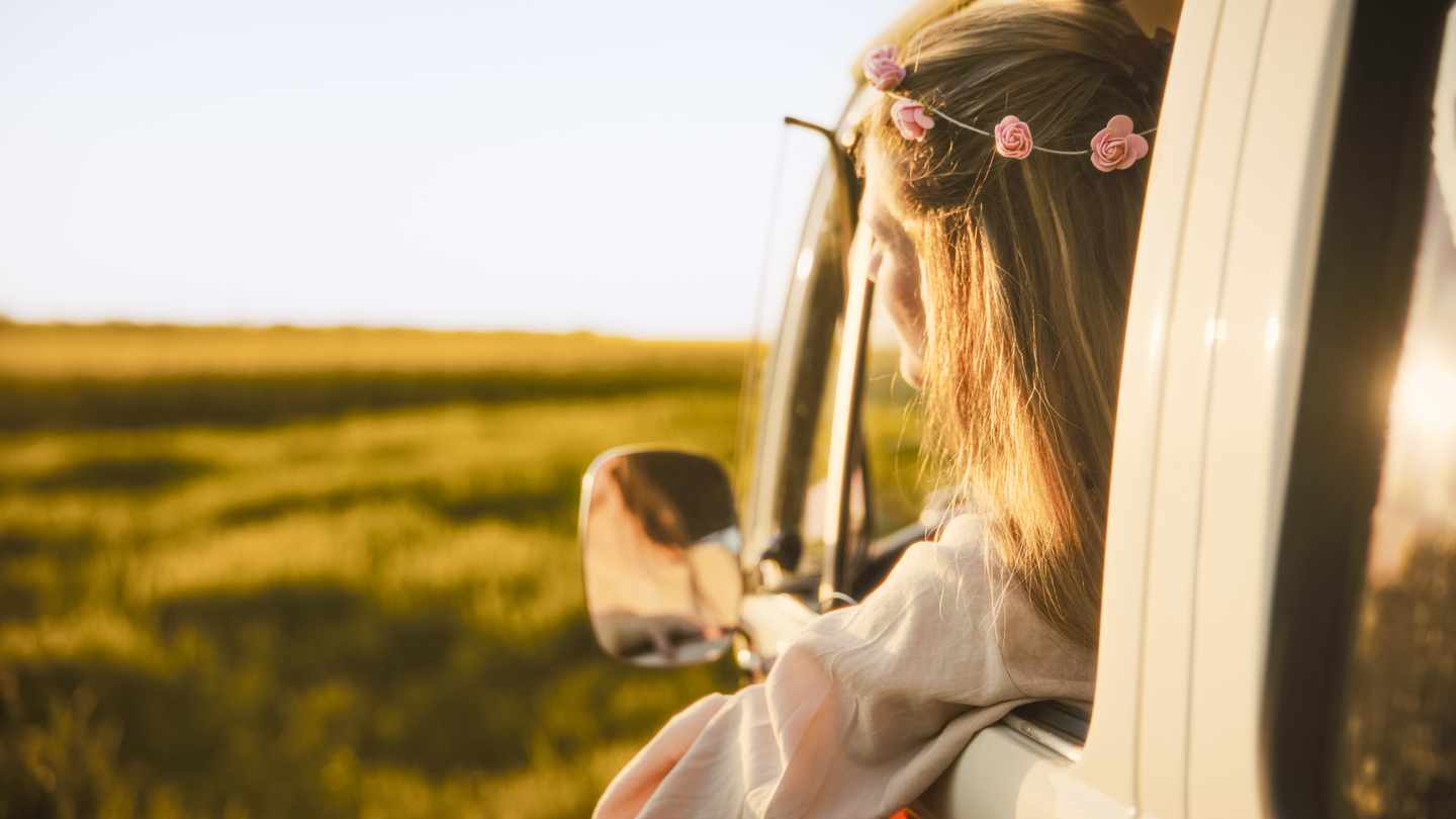 spanien-ibiza-frau-mit-blumenkranz-schaut-aus-dem-auto-g-2214046019.jpg