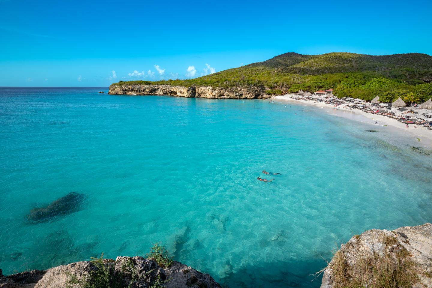 Türkisfarbenes Meer des Strandes Grote Knip, auch bekannt als Kenepa Grandi auf Curacao