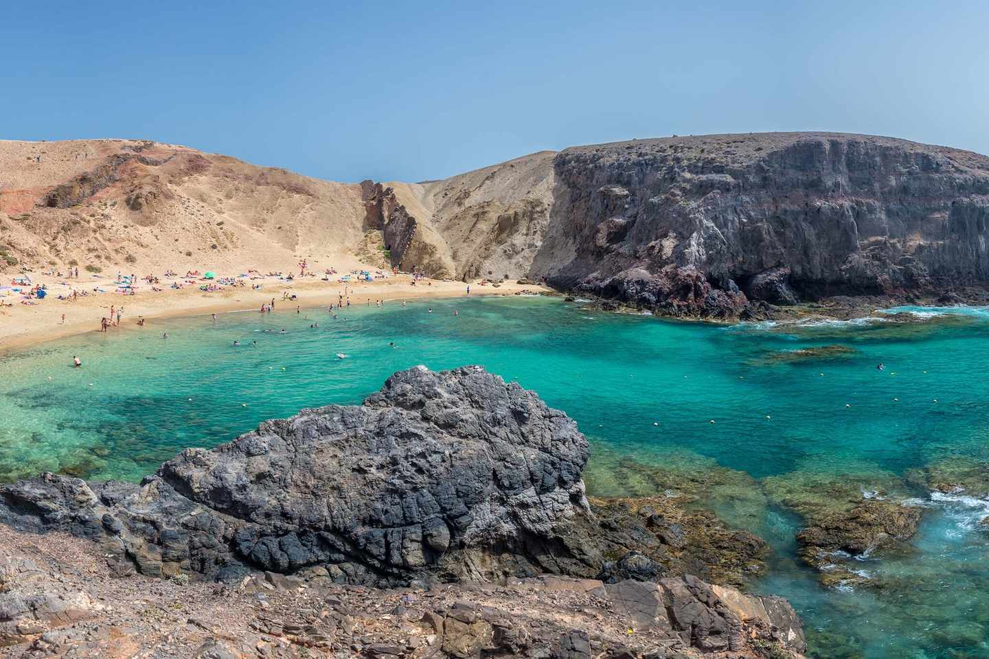 spanien-lanzarote-las-palmas-playa-de-papagayo-strand-türkis-wasser-g-672852118(1).jpg