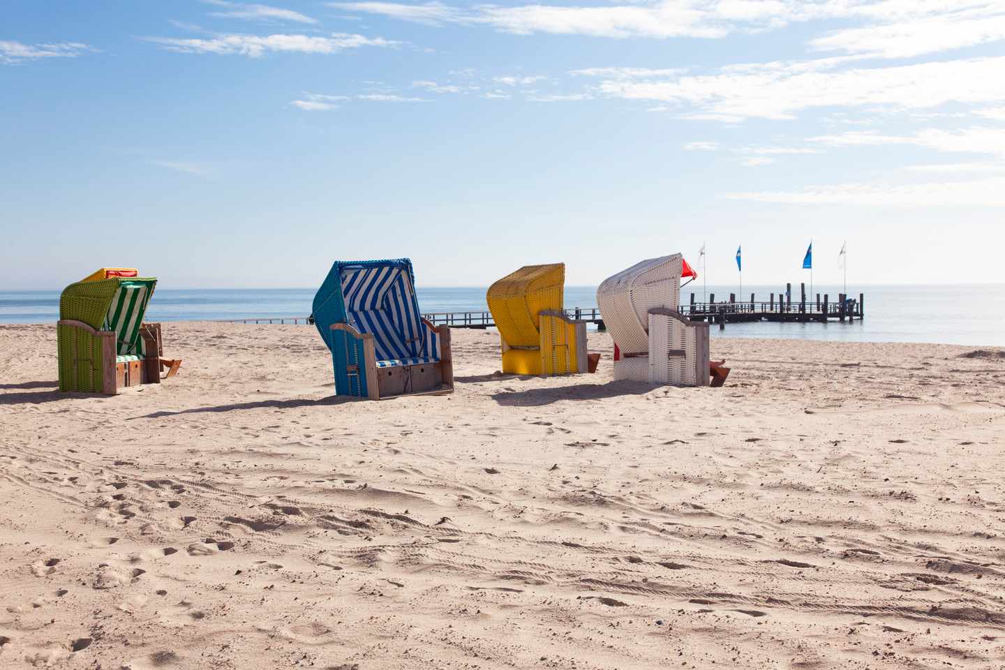deutschland-nordsee-foehr-strandkoerbe-bei-sonne-g-173417395.jpg