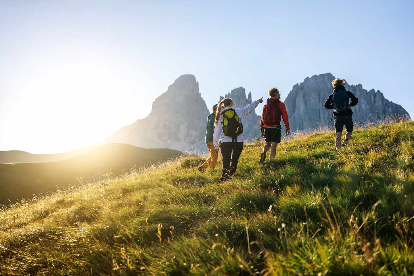 italien-aktivurlaub-gruppe-wandert-auf-dem-berg-bei-sonnenuntergang-g-1341628830.jpg