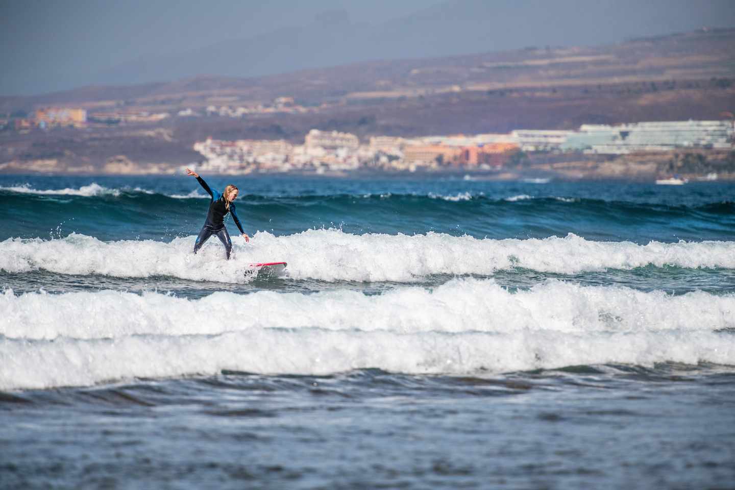 Spanien-Kanaren-Teneriffa-Frau-beim-Surfen-g-1149752281.jpg
