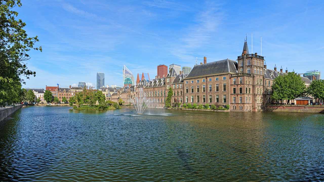 den-haag-binnenhof-parlament-t-506341972.jpg