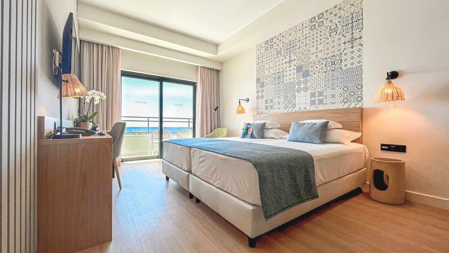 DER1491965.jpg Modernes Hotelzimmer mit Doppelbett, Balkon und Meerblick im Sentido Galosol in Caniço auf Madeira