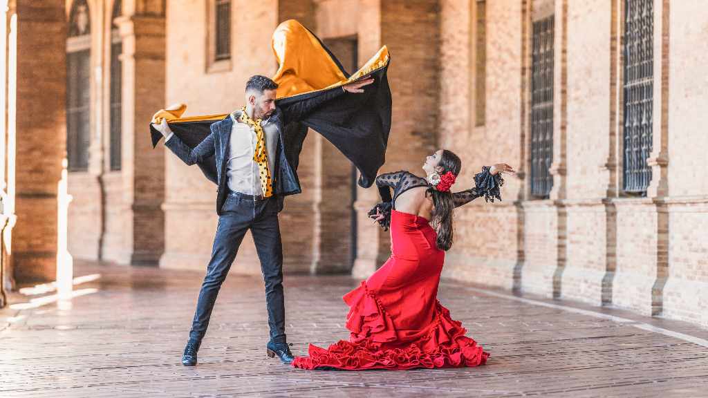 spanien-andalusien-sevilla-mann-und-frau-im-flamencokostuem-die-einen-tanz-im-freien-auffuehren-g-1361414016.jpg