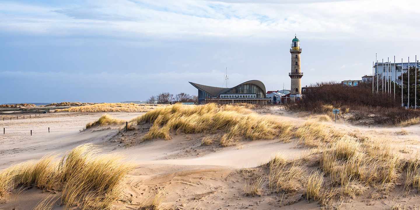 deutschland-rostock-warnemünde-ostsee-strand-leuchtturm-teepott-g-1387973523.jpg