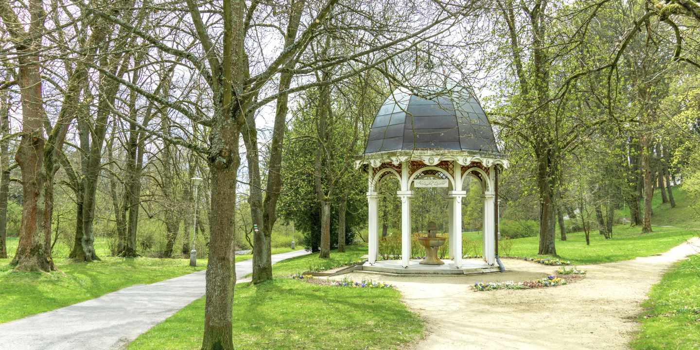 tschechien-marienbad-kurpark-pavillon-wege-baumbestand-kururlaub-g-1403670429.jpg