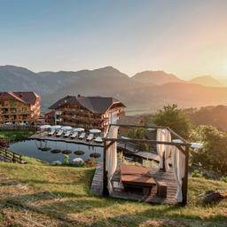 italien-trentino-pinzolo-lefay-resort-und-spa-dolomiti-innenpool-cmi-DER1365533.jpg