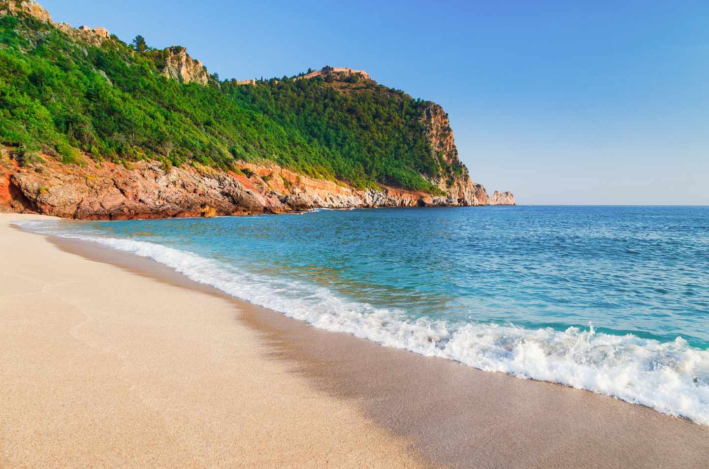 blt581cba9edbc466ac-tuerkei-alanya-antalya-halbinsel-felsen-burg-strand-g-981796678.jpg Blick auf Halbinsel Alanya mit Felsen und Burg