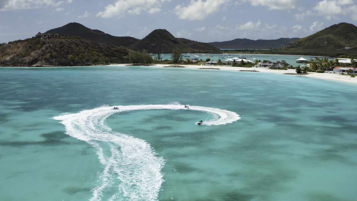 karibik-antigua-jolly-harbour-beach-jetskifahrer-g-1148645826.jpg