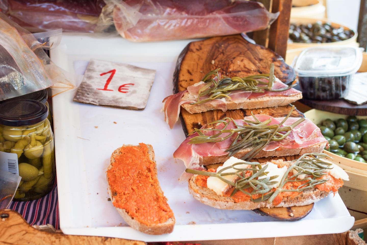 spanien-mallorca-sineu-markt-pa-amb-oli-jamon-sobrasada-kraeuter-g-875618132.jpg