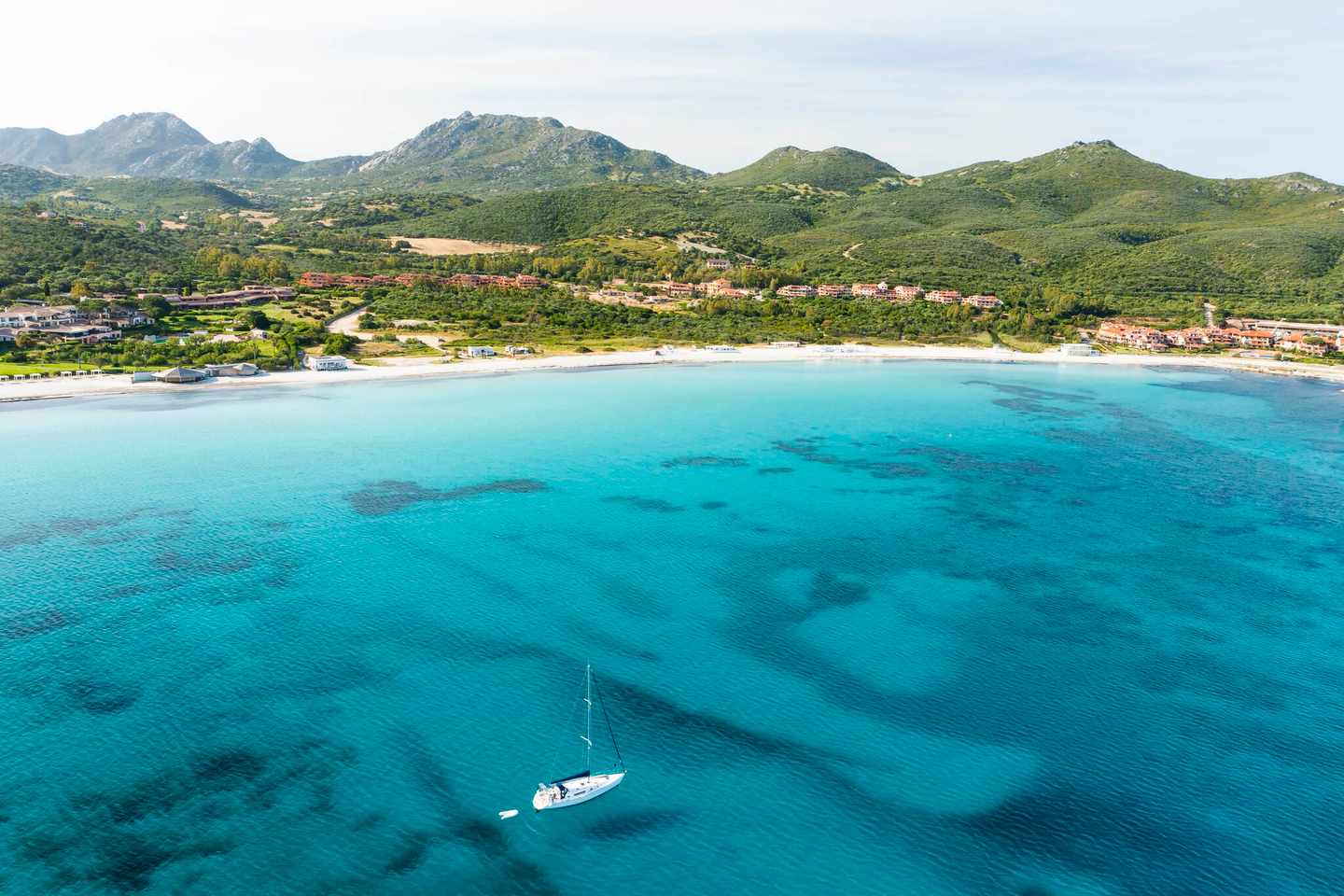italien-costa-smeralda-blick-von-oben-atemberaubende-luftaufnahme-eines-segelbootes-das-auf-einem-türkisfarbenen-und-transparenten-wasser-segelt-g-1319496191.jpg