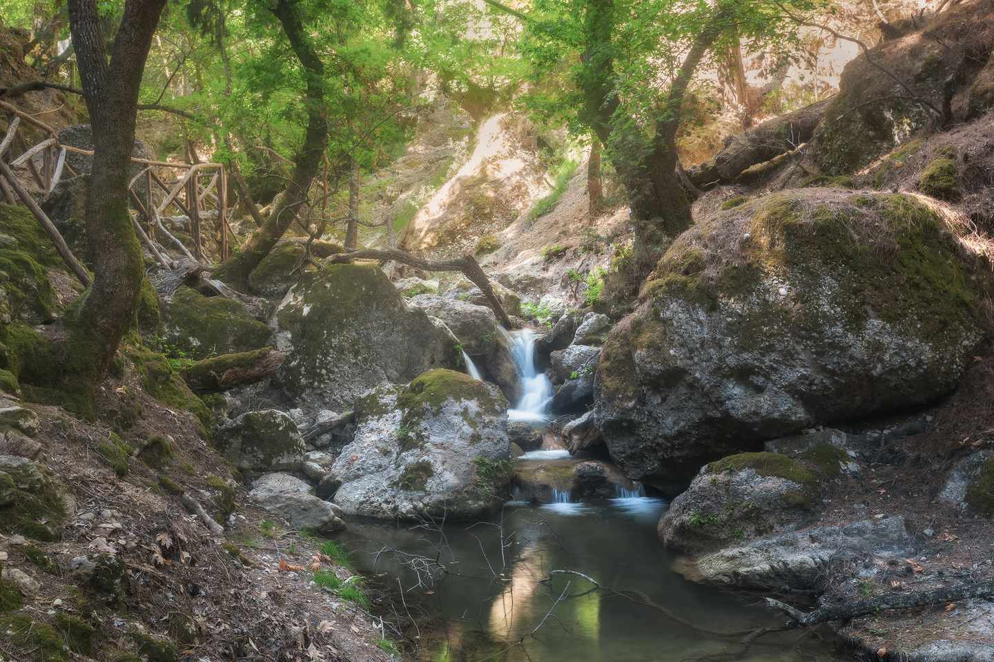 griechenland-rhodos-schmetterlingstal-bach-g-505937456.jpg
