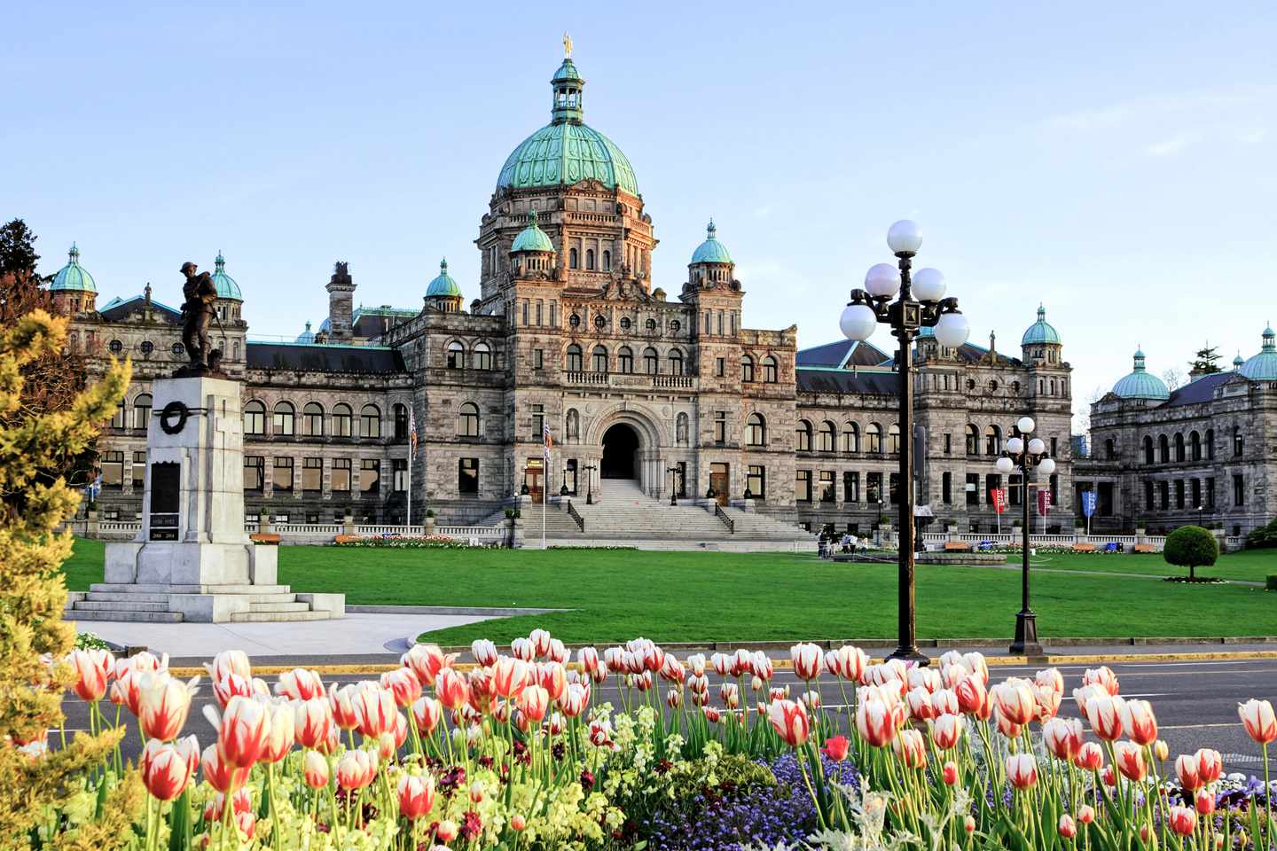 kanada-victoria-parlamtsgebaeude-im-fruehling-g-692016444.jpg