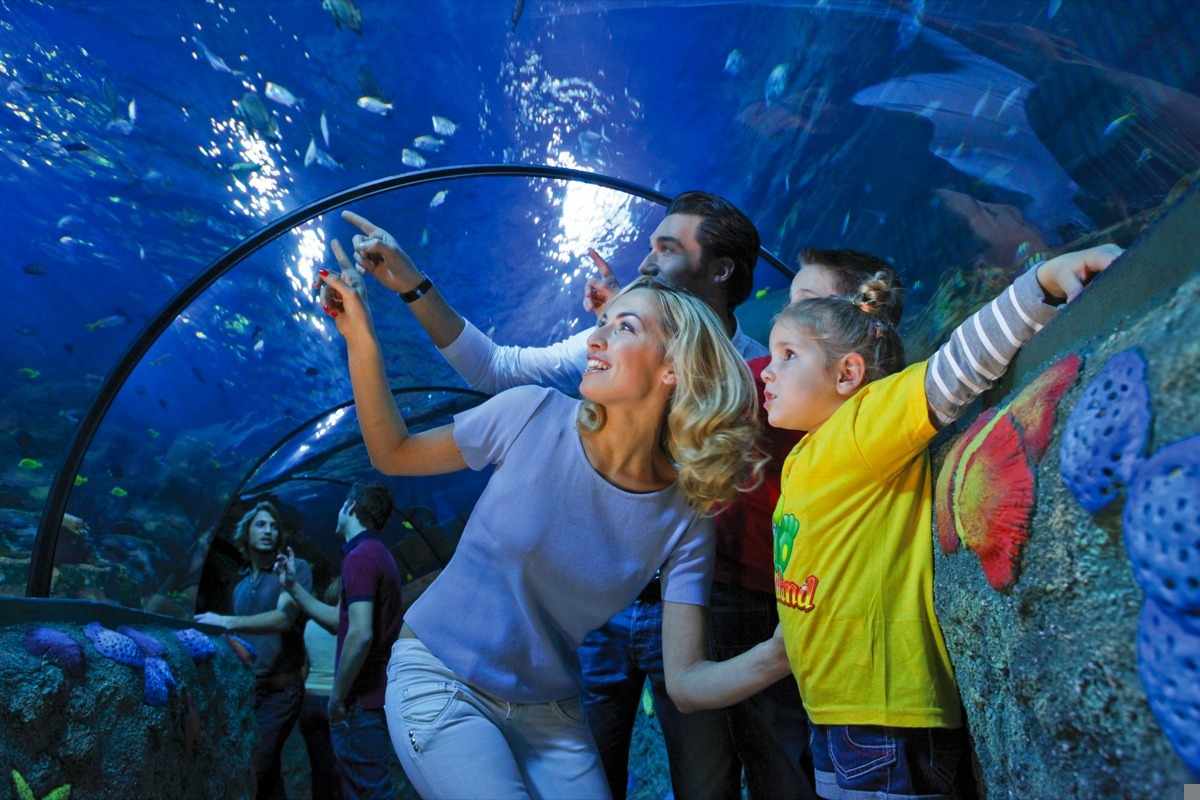 gardaland-familie-vor-aquarium-p-SE46736_E-11034827.jpg