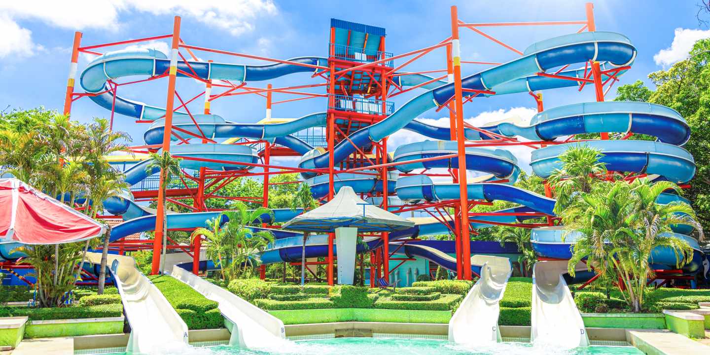 512983_Shutterstock_2473529369_WasserschieberTunnelrhre-Siam-Amazing-Park-Wasserpark-Lustige-Happy-Aktivitt-frisch-khl-im-Sommer.jpg