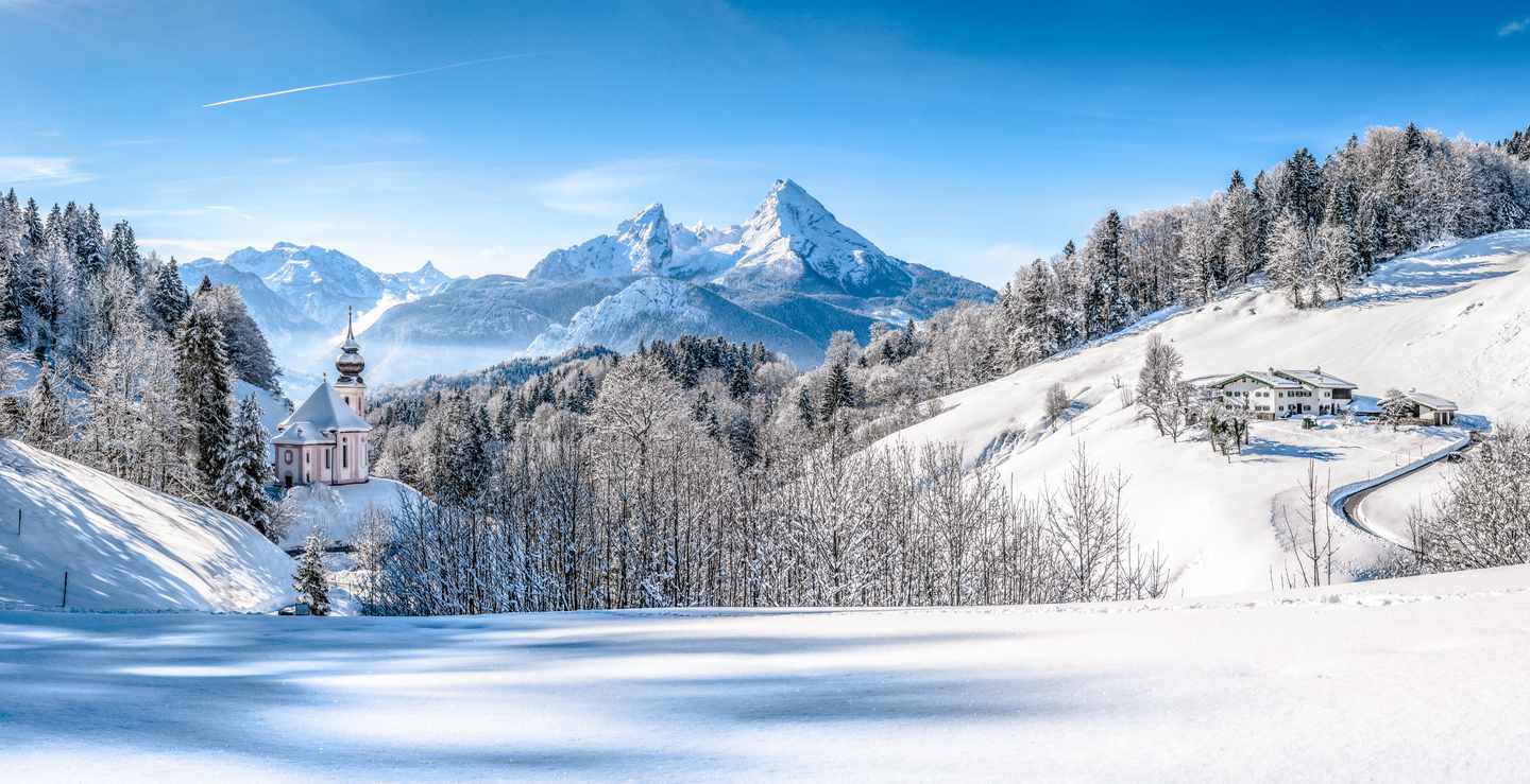 Deutschland-Bayern-Berchtesgadener-Land-Winterlandschaft-mit-Wallfahrtskirche-g-498837772.jpg
