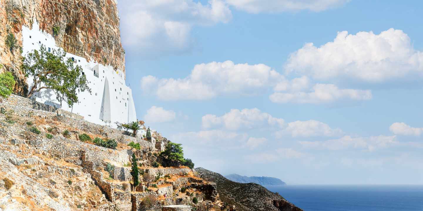 griechenland-amorgos-weisses-kloster-hozoviotissa-im-felsen-meer-g-2240240934.jpg