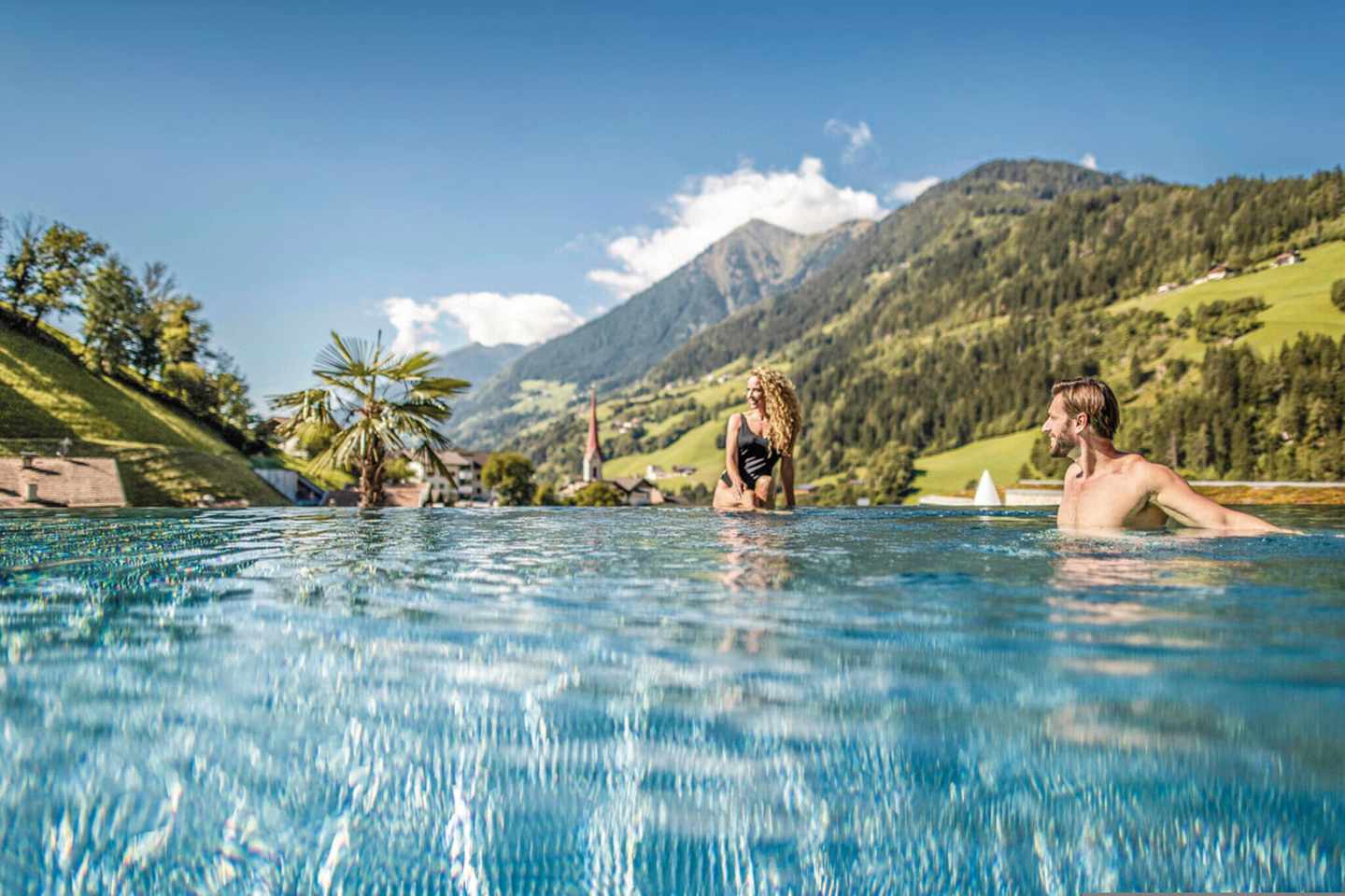 bltf36e7f2364e3759b-italien-suedtirol-stroblhof-paar-im-pool-DER1424500.jpg_web.jpg Inifnity Pool mit Balkon im Stroblhof im Südtirol