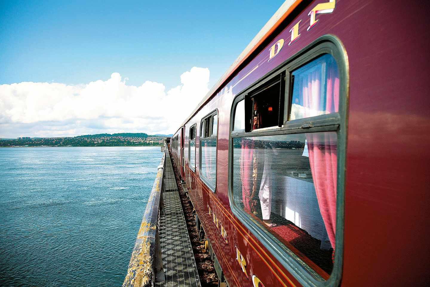 deluxe-belmond-royal-scotsman-train-DER1099664.jpg