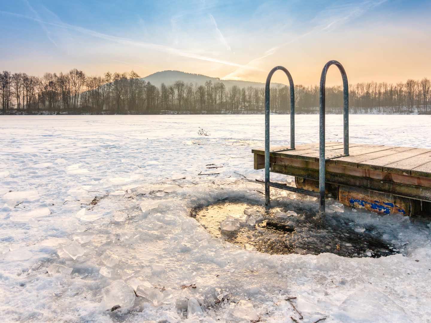 510462_AdobeStock_135096789_Eisloch-zum-abkuehlen-oder-baden.jpg
