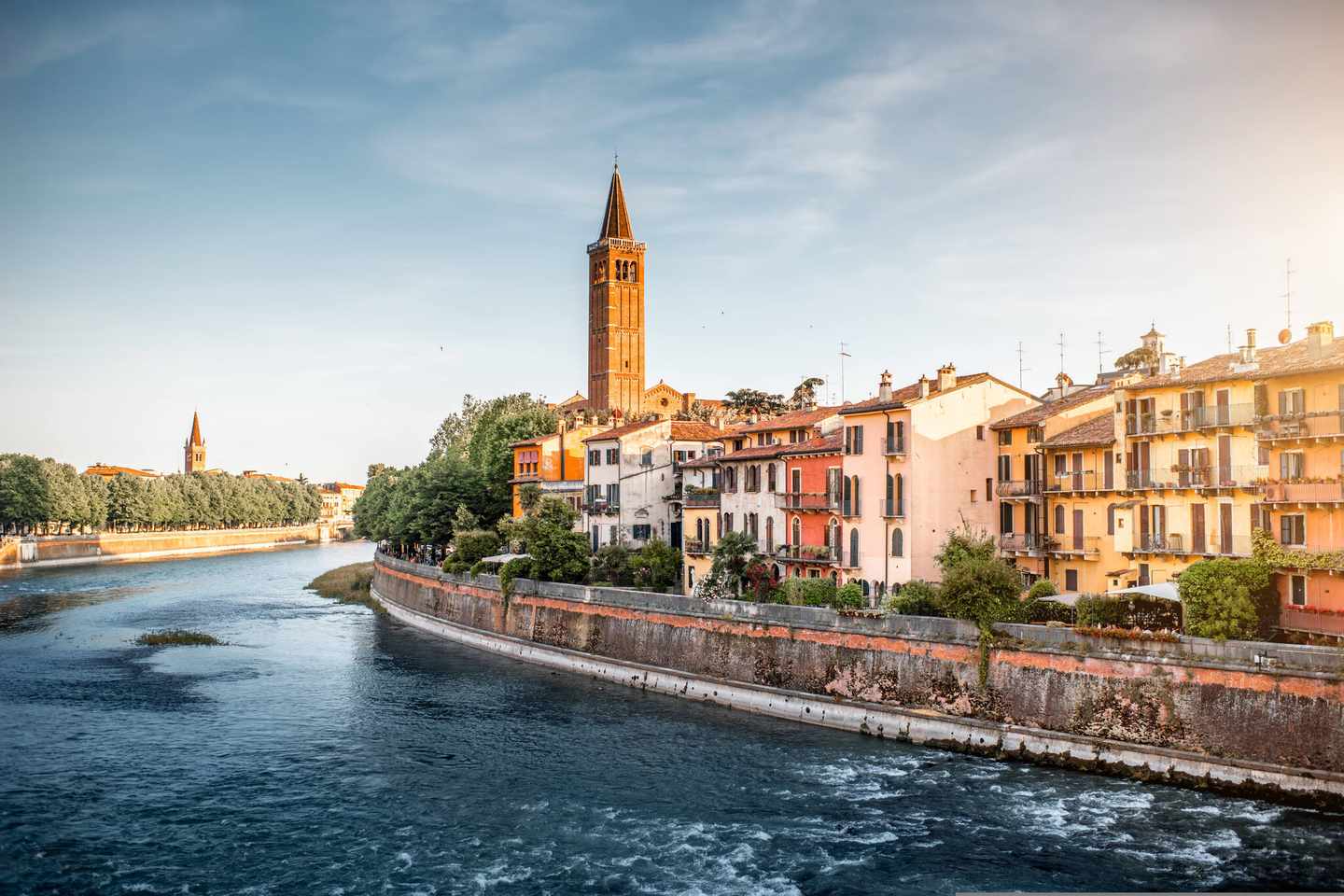 blt1a1890c57234bfe2-italien-gardasee-verona-stadtblick-blick-g-594468520.jpg Blick auf das Panorama von Verona, unten der Fluss Etsch