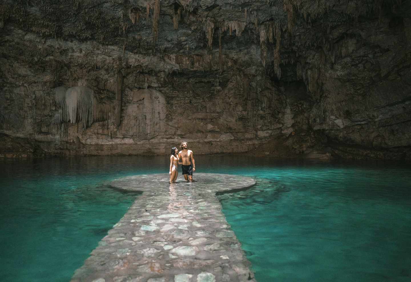 mexiko-yucatan-paar-in-cenote-g-1395795541.jpg