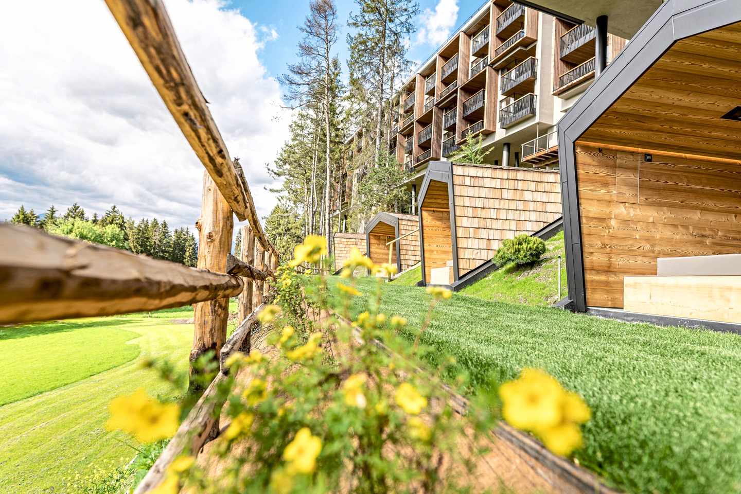blt80643580793af93d-italien-suedtirol-st-andrae-my-arbor-hotel-baumhaus-aussenansicht-garten-DER1450045.jpg Moderne Baumhaus-Architektur mit Ruhezonen & Blick ins Grüne am Plose-Hang