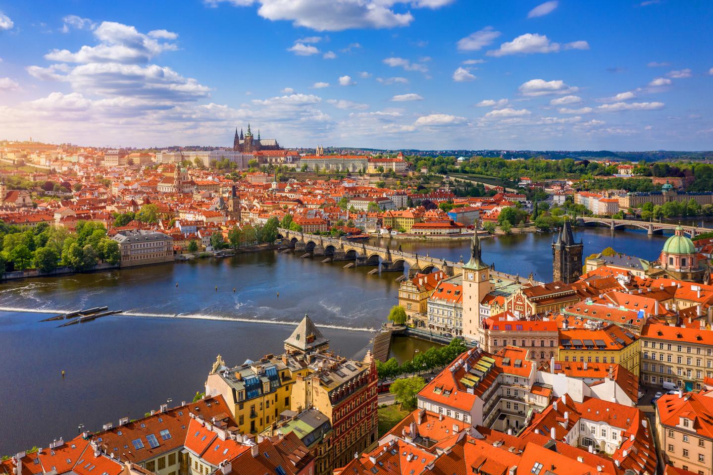 tschechien-prag-skyline-aufnahme-von-prag-g-1325029723.jpg