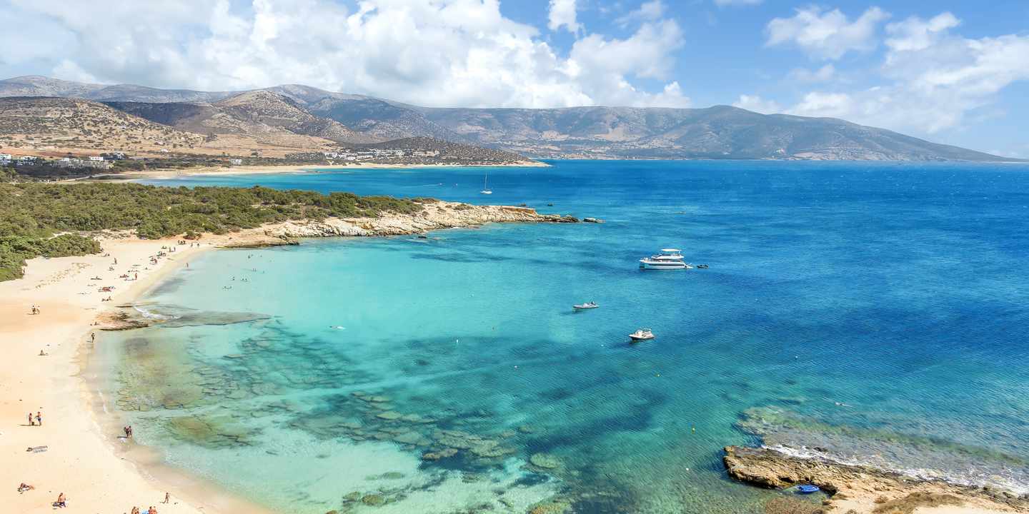 griechenland-naxos-alyko-beach-luftaufnahme-strand-pinienwaelder-g-1719162123.jpg