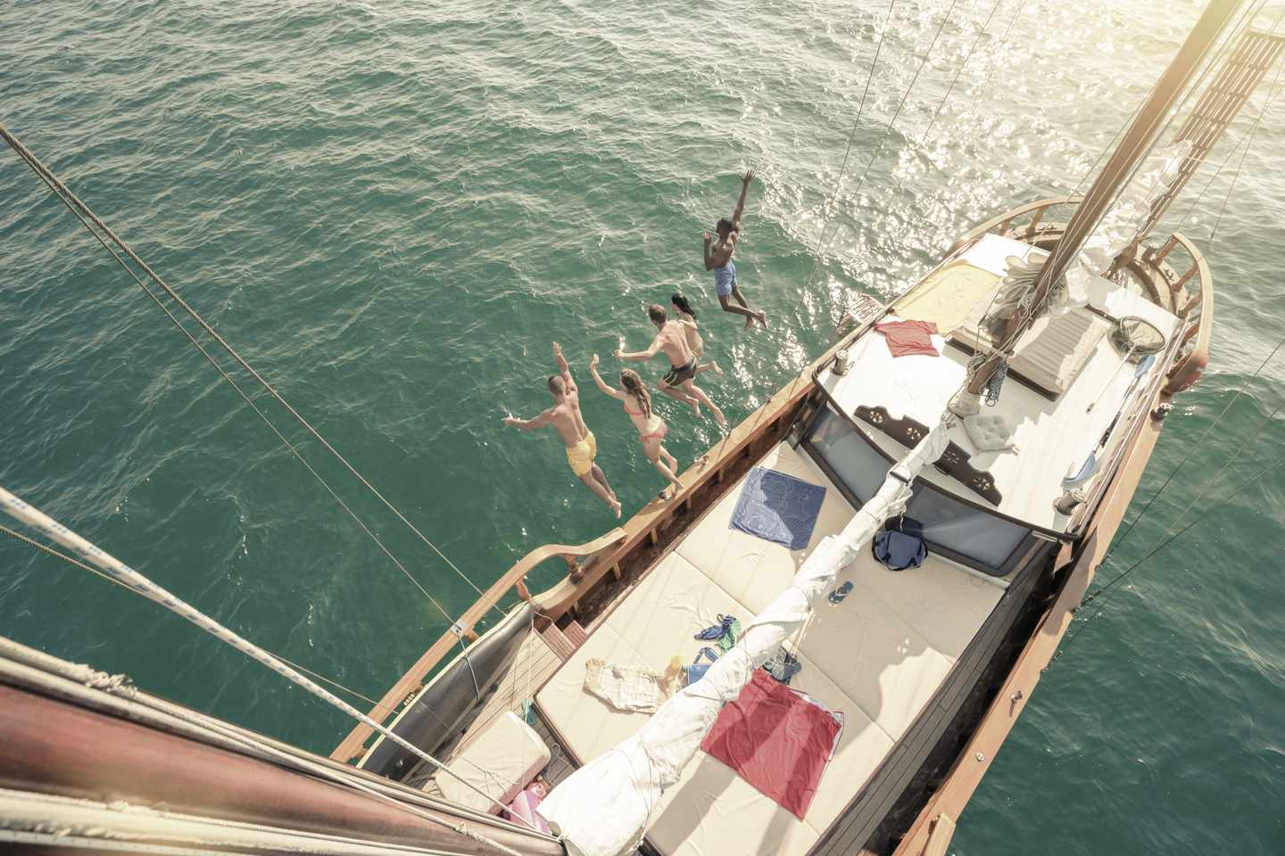 spanien-ibiza-boot-junge-leute-g-612846198.jpg