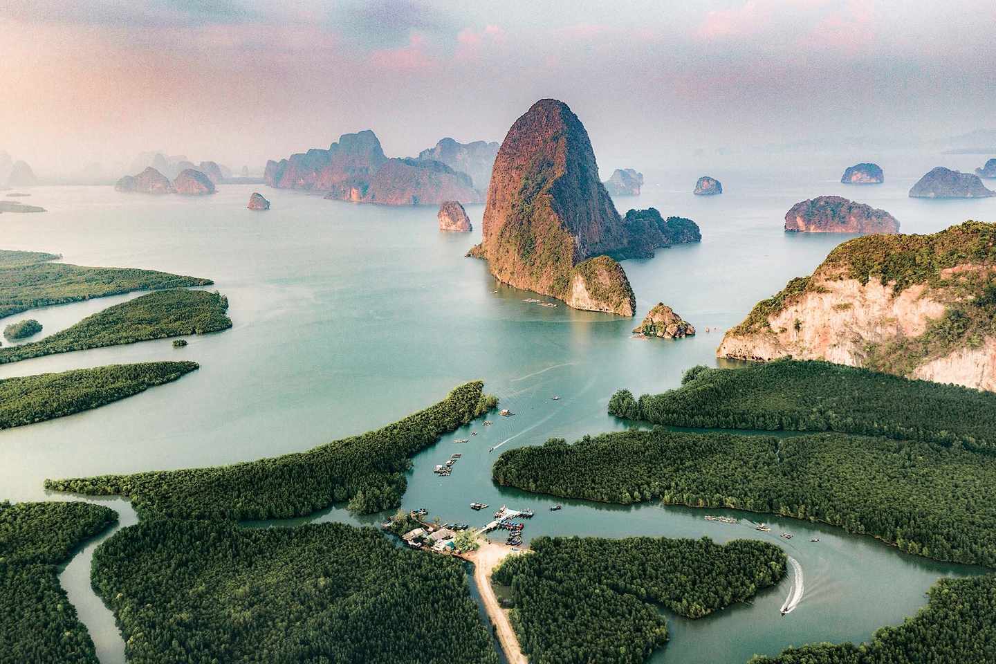 thailand-phuket-sehenswuerdigkeiten-szenische-luftaufnahme-von-phang-nga-bei-sonnenaufang-g-1137483503.jpg