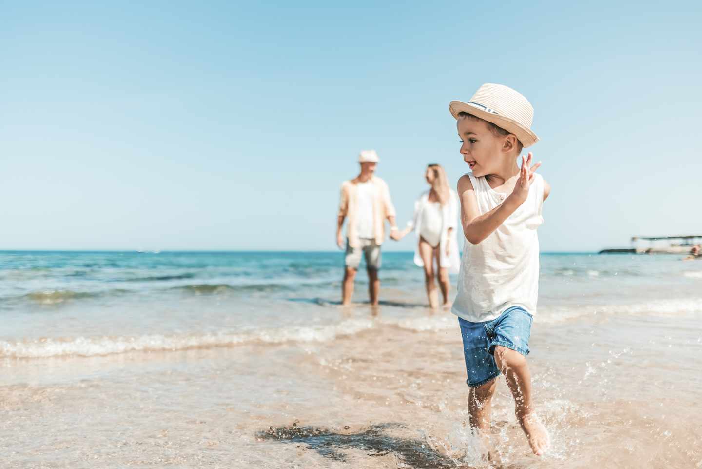 familienurlaub-kleiner-junge-rennt-im-wasser-umher-g-1342500512.jpg