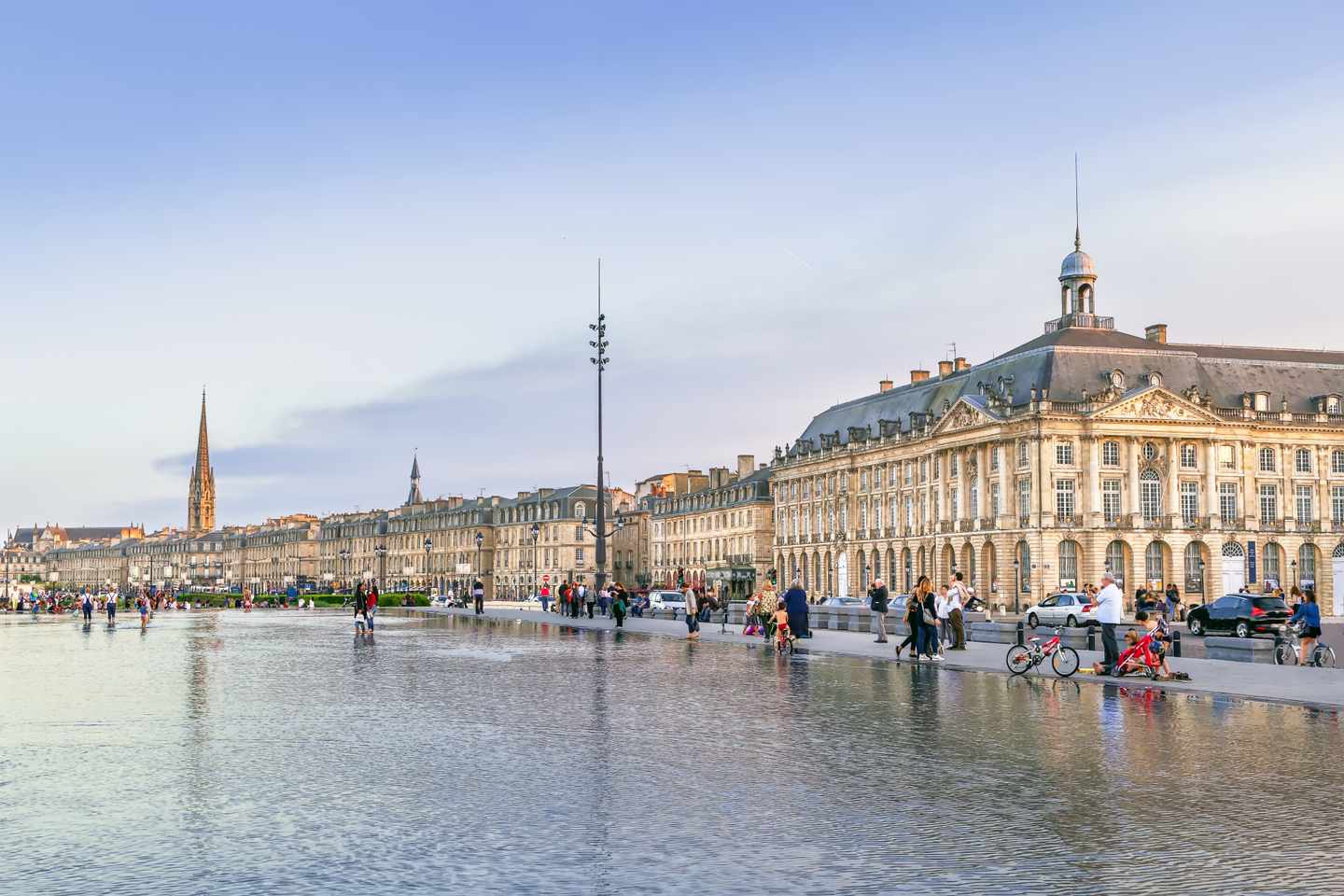 blta96887808fe9e18b-frankfreich-bordeaux-altstadt-fluss-flaniermeile-g-1446888546.jpg Blick auf Flaniermeile vor der Altstadt am Fluss in Bordeaux